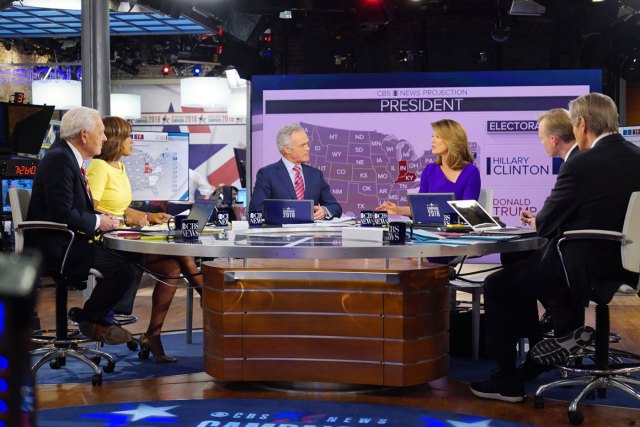 En esta imagen difundida por CBS aparecen los periodistas de TV, izquierda a derecha, Bob Schieffer, Gayle King, Scott Pelley, Norah O\'Donnell, John Dickerson y Charlie Rosedurante la cobertura de las elecciones en Estados Unidos, 8 de noviembre de 2016. (Michele Crowe/CBS via AP)