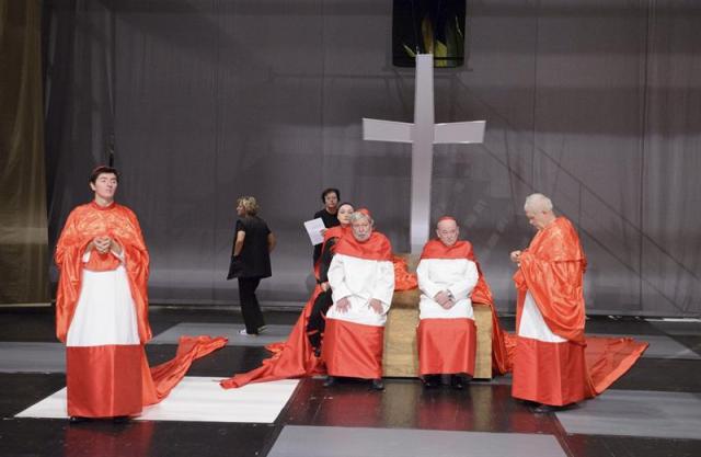 Ensayo de la obra "De profesión Papa", el primer musical sobre Juan Pablo II, que se estrena hoy en Eslovaquia y que homenajea a Karol Wojtyla con un recorrido por su vida a ritmo de rock sinfónico y mucho baile. El musical, que dura tres horas, comienza con un ritual al final de su pontificado, ya en el lecho mortuorio, en el que Wojtyla (Polonia, 1920 - Roma, 2005) recuerda su vida. EFE 