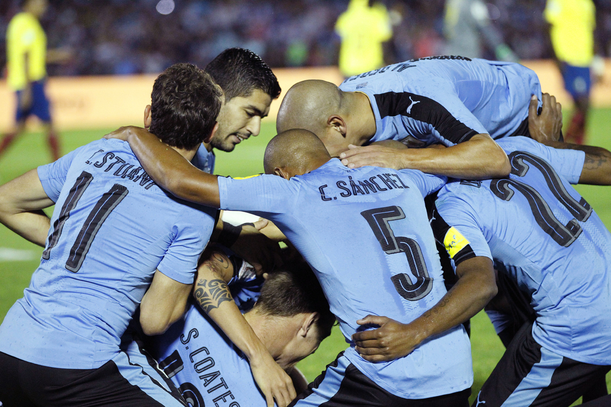 Uruguay derrotó 2-1 a Ecuador y se encarrila invicta hacia Rusia 2018