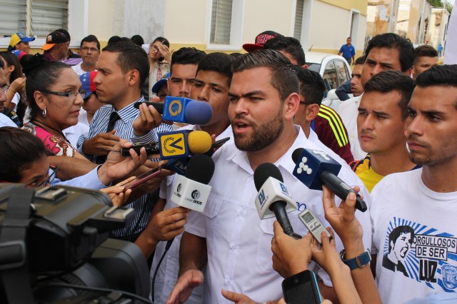 Andres Robayo entrega documento arzobispado (13)