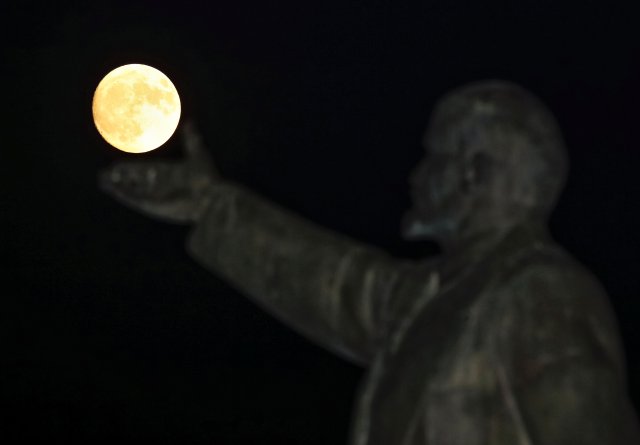 A full moon rises behind a statue of Soviet state founder Vladimir Lenin on the eve of the "supermoon" spectacle, Baikonur, Kazakhstan, November 13, 2016. REUTERS/Shamil Zhumatov TPX IMAGES OF THE DAY