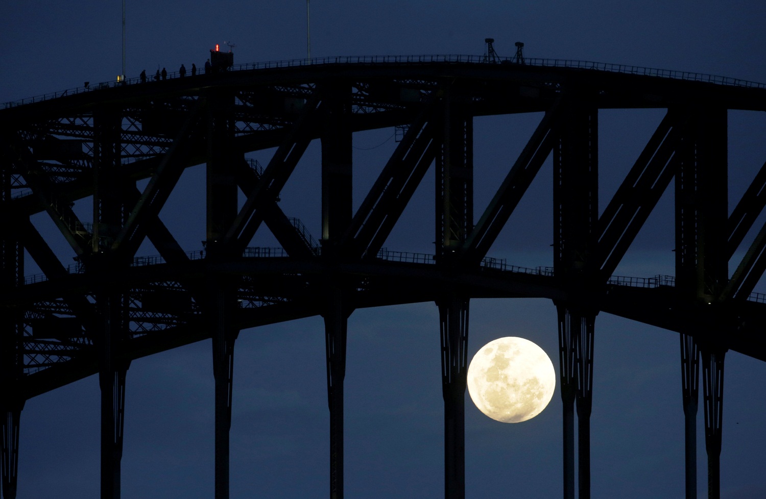 Miles de personas esperan la superluna