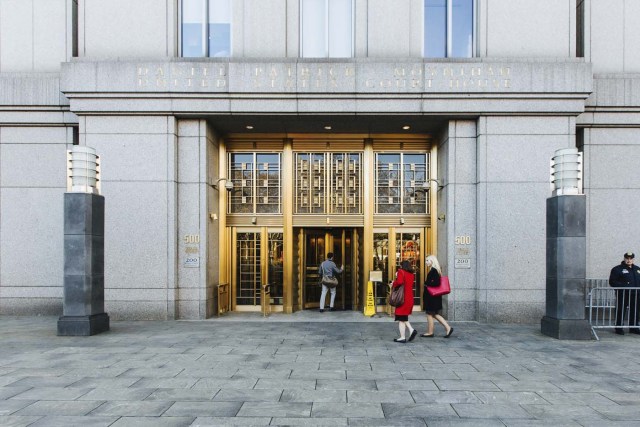 NY01. NUEVA YORK (EE.UU.), 07/11/16.- Vista del edificio de la Corte Federal del Distrito Sur de Manhattan donde se inicia hoy, lunes 7 de noviembre de 2016, un juicio por tráfico de drogas a los venezolanos Efraín Antonio Campos Flores y Franqui Francisco Flóres de Freitas, ambos sobrinos de la esposa del presidente venezolano, Nicolás Maduro. . EPA/ALBA VIGARAY