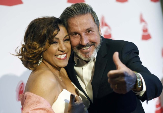 El homenajeado Ricardo Montaner posa con la cantante Milly Quesada al llegar a la gala de los premios especiales de la Academia Latina de la Grabación, en el Hotel Four Seasons de Las Vegas, el miércoles 16 de noviembre del 2016. Montaner fue galardonado con el Premio a la Excelencia Musical como parte de las celebraciones de los Latin Grammy. (Foto por Chris Pizzello/Invision/AP)