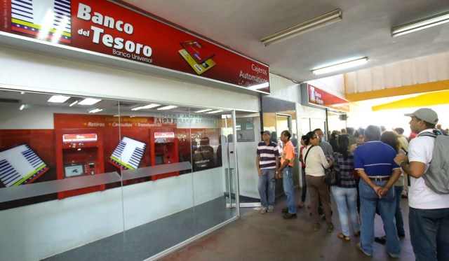 En el Banco del Tesoro, clientes esperaban que llegara efectivo a los cajeros