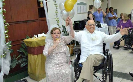 Foto: María Teresa Cobar y Carlos Víctor Suárez en su boda / ABC.es