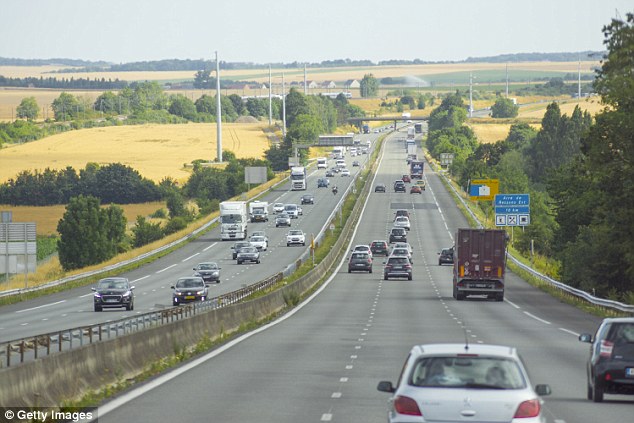 En esta autopista fueron atracadas las mujeres (foto Daily Mail)