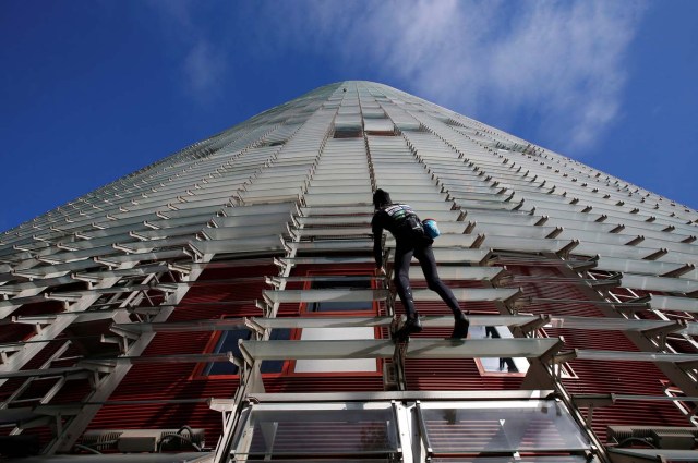 French climber Alain Robert, also known as "The French Spiderman", scales the 38-story skyscraper Torre Agbar in Barcelona, Spain, November 25, 2016. REUTERS/Albert Gea