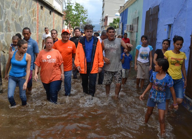 RECORRIDO ZONAS AFECTADAS EN PTO CABELLO 30-11-2016  (599)