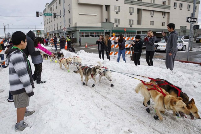 La ciudad de Anchorage, en el Estado de Alaska (EE.UU.) le permite fácilmente vivir al máximo la aventura de la pesca o dar una caminata por un glaciar, entre otras.