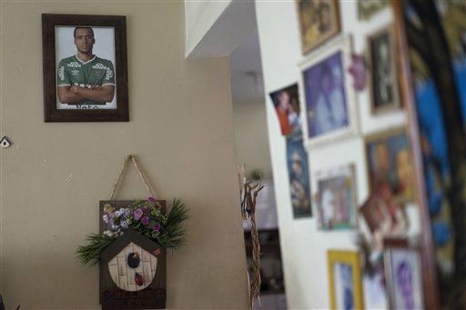 Una fotografía enmarcada de Neto, futbolista del Chapecoense brasileño, que sobrevivió a un accidente aéreo en Colombia en el que fallecieron la mayoría de sus compañeros de plantel, cuelga en una pared de la casa de sus padres en Río de Janeiro, Brasil, el 1 de diciembre de 2016. La esposa de Neto le contó a la familia que el día del vuelo su esposo le dijo que había soñado que el avión se estrellaba. (AP Foto/Leo Correa)