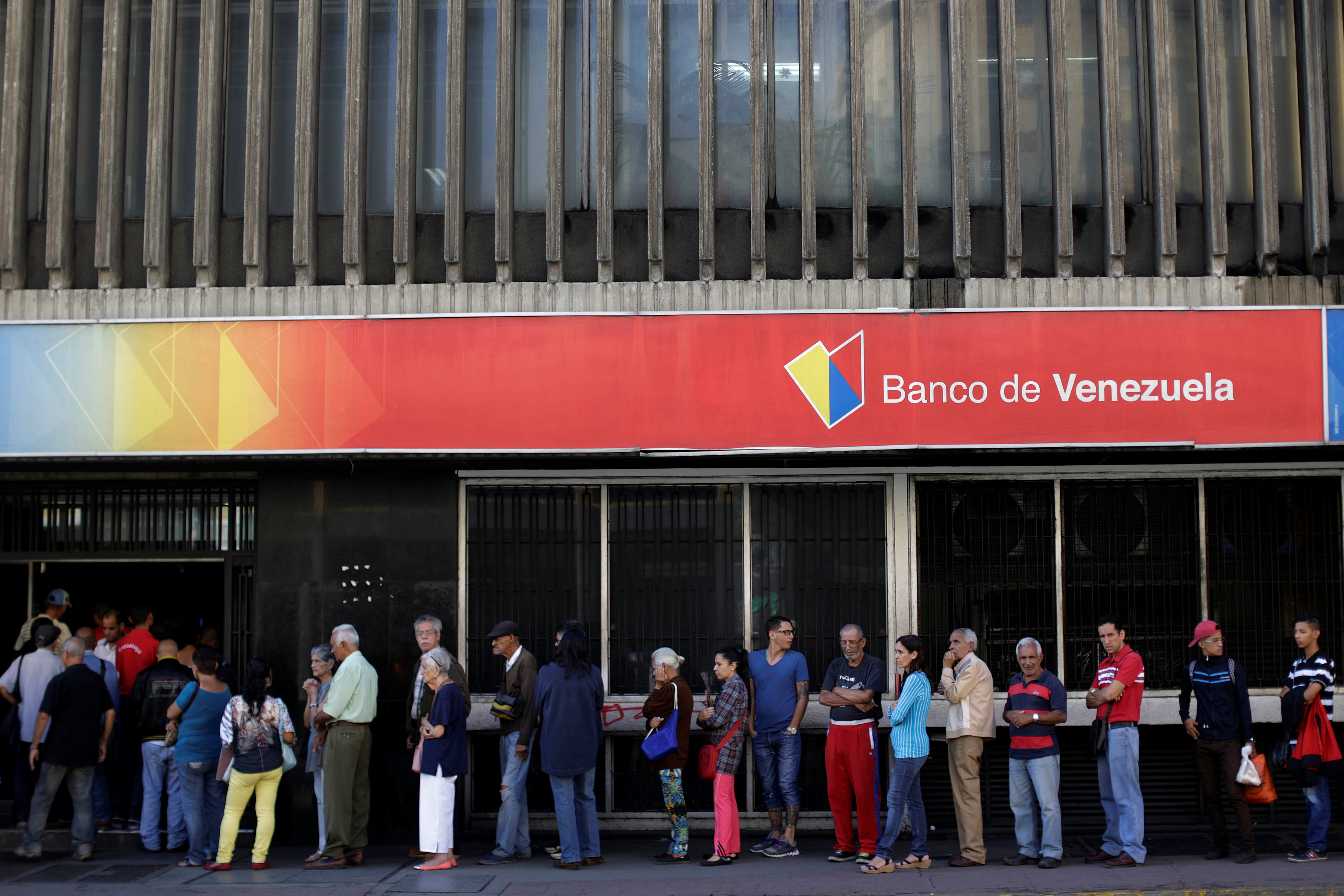 ¡Fotos que dan la vuelta al mundo! Largas colas en bancos del país en búsqueda de efectivo