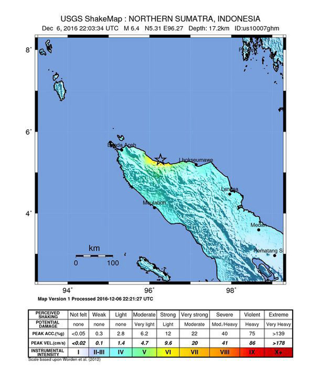 Al menos 18 muertos y varios edificios hundidos tras terremoto en Indonesia