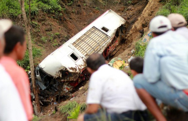 personas-mueren-caer-bus-abismo-ecuador_1_2173805