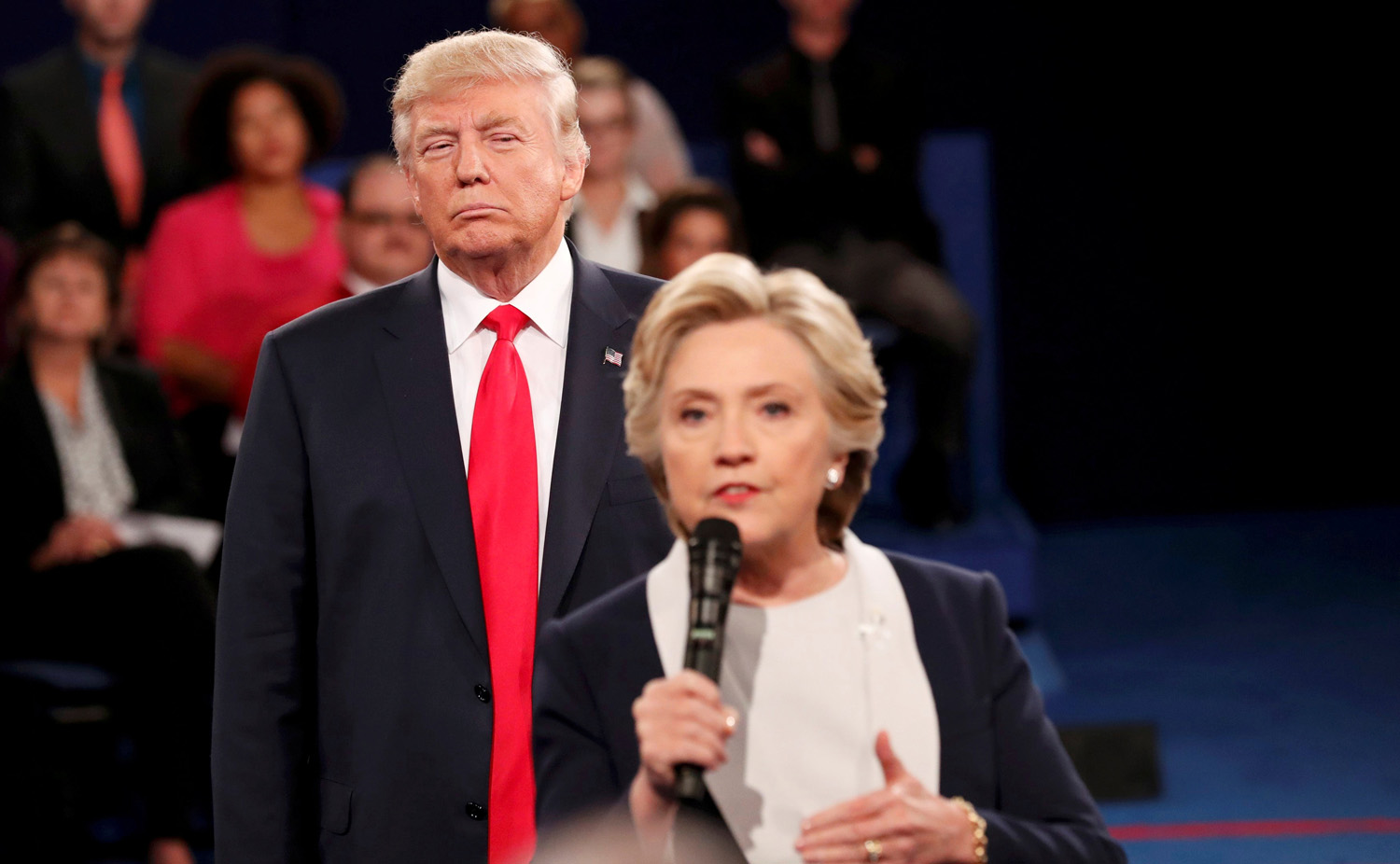 Hillary Clinton califica de “tipo sucio” a Donald Trump en su libro