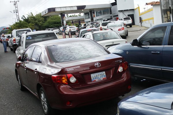 Colas para surtir gasolina se agudizan en San Cristóbal