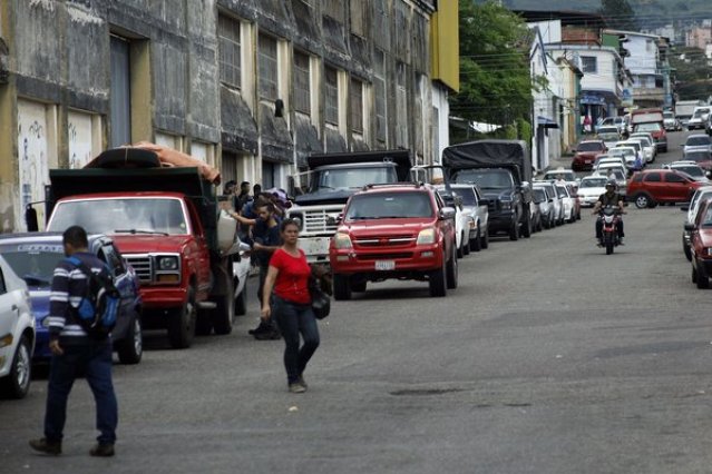 Cola para surtir gasolina