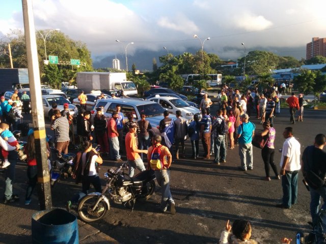 protesta terminal la bandera