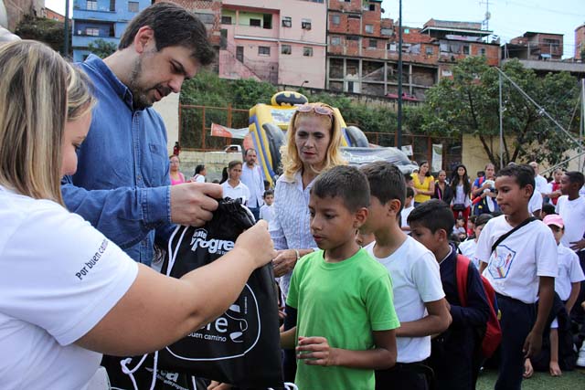 Ocariz compartió con las escuelas municipales: Los niños merecen alegría y vivir la Navidad