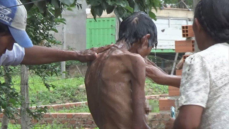 ¡OMG! Un boliviano obligaba a su mama a comer comida para cerdos (Video)