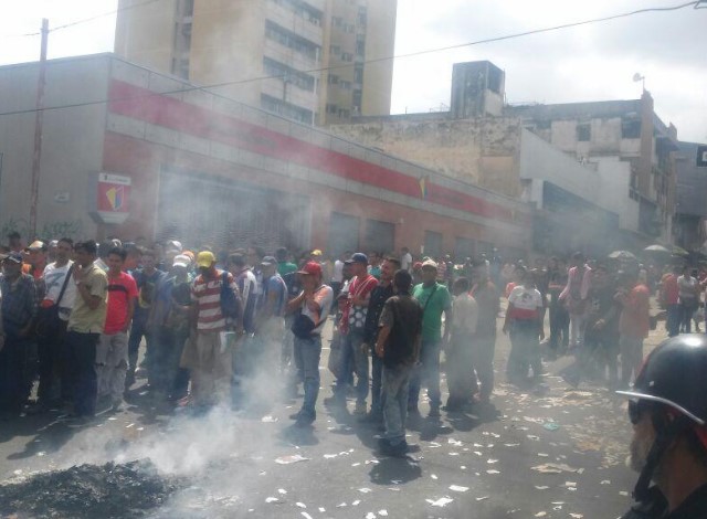 Valera alzó enérgicamente su voz tras el cierre del Banco Venezuela por falta de dinero