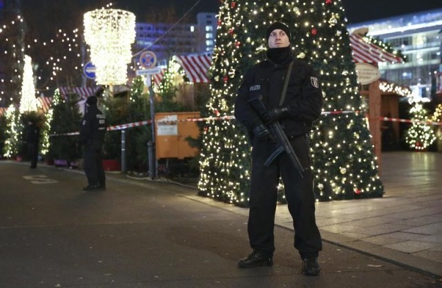 Oficiales de policía montan guardia cerca de un mercado de Navidad en Berlín. 19 de diciembre de 2016. Al menos nueve personas murieron el lunes y unas 50 resultaron heridas cuando un camión arremetió contra una multitud cerca de un mercado navideño en Berlín, informó la policía de la ciudad, en lo que parecía ser uno de los peores ataques en Alemania en décadas. REUTERS/Christian Mang