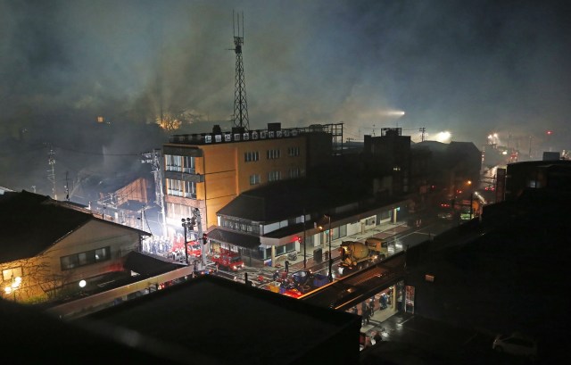 Smoke rises as firefighters control a blaze that engulfed multiple buildings at Itoigawa city, Niigata prefecture on December 22, 2016.         A rapidly-spreading fire engulfed more than 100 buildings and sparked evacuations in a northern Japanese city on December 22, leaving two injured and forcing authorities to mobilise troops. / AFP PHOTO / JIJI PRESS / JIJI PRESS / Japan OUT