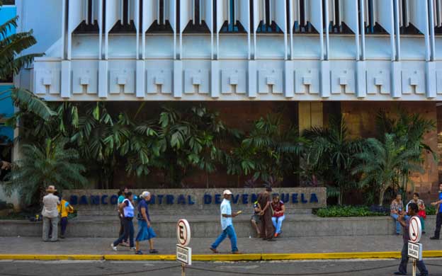 Hacen pruebas con billetes nuevos en Zulia