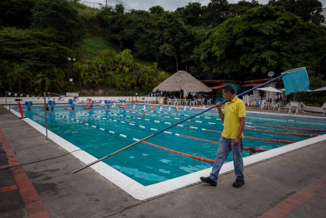 ACOMPAÑA CRÓNICA: VENEZUELA ECONOMÍA - CAR01. CARACAS (VENEZUELA), 28/12/2016.- Fotografía del 24 de agosto del 2016, donde se observa a un trabajador de SUMA Deportes mientras camina junto a una piscina en la ciudad de Caracas (Venezuela). Diversos son los pequeños negocios que en Venezuela han cerrado sus puertas por la crisis económica que atraviesa el país caribeño, pero en medio de esta misma situación han surgido proyectos de emprendedores que han alcanzado el éxito, gracias a la creatividad y el esfuerzo de "héroes". EFE/MIGUEL GUTIÉRREZ