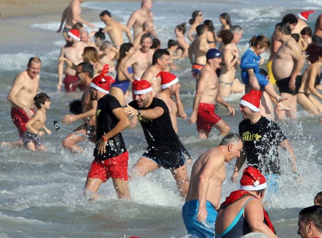 GRA084 TARRAGONA (Cataluña)m 31/12/2016. Cientos de personas se zambullen en el agua en el tradicional Baño de San Silvestre que se ha celebrado este año en su 32ª edición en la playa de La Comanadancia de Tarragona EFE/Jaume Sellart