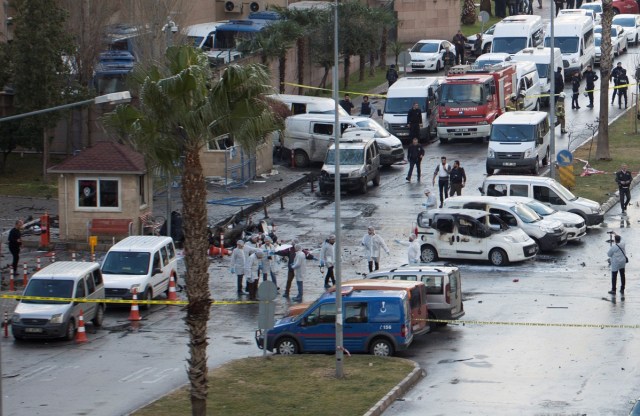 Police forensic experts examine the scene after an explosion outside a courthouse in Izmir, Turkey, January 5, 2017. REUTERS/Tuncay Dersinlioglu