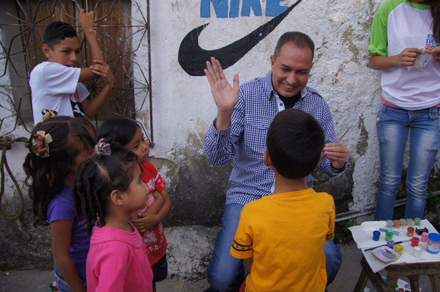 Richard Blanco compartió con los niños del Barrio Moscú de El Paraíso en el Día de Reyes