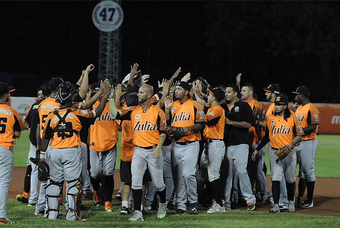 Águilas clasifica a semifinales mientras Cardenales y Caribes igualan las series