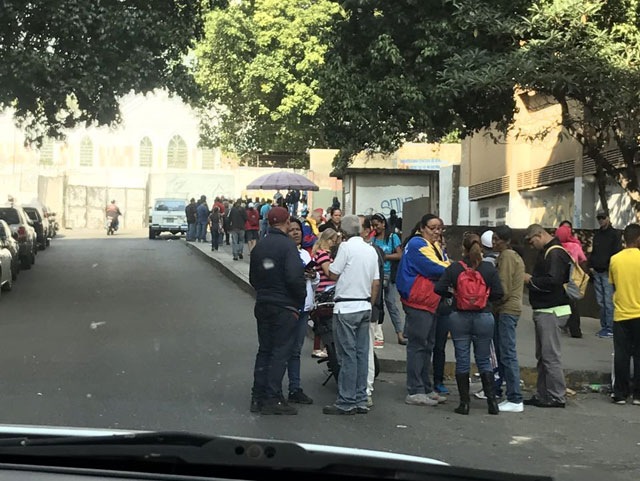 Colectivos se congregan en el Hospital Vargas para evitar sesión de la AN (Fotos)