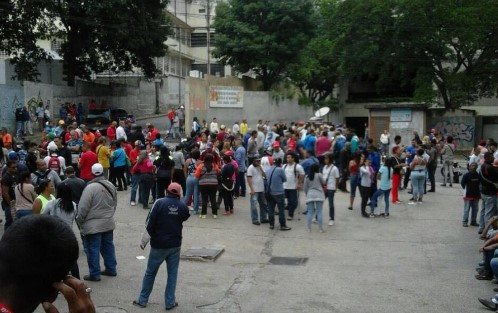 Colectivos agreden y roban a equipo de Capitolio Tv en el Hospital Vargas, donde sesionará la AN