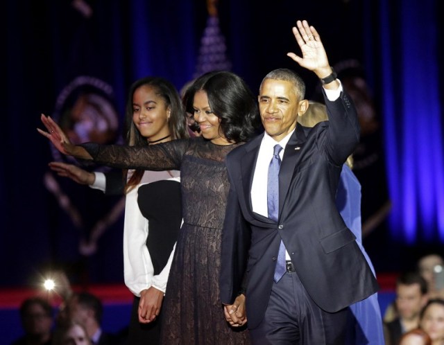 US First Lady Michelle Obama (C) and US President Barack Obama greet supporters as daughter Malia looks on after the President delivered his farewell address in Chicago, Illinois on January 10, 2017. Barack Obama closes the book on his presidency, with a farewell speech in Chicago that will try to lift supporters shaken by Donald Trump's shock election. / AFP PHOTO / Joshua LOTT