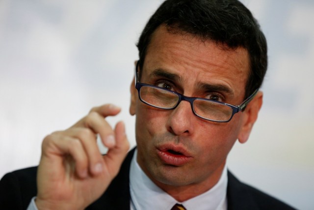 Venezuelan opposition leader and Governor of Miranda state Henrique Capriles talks to the media during a news conference in Caracas, Venezuela January 11, 2017. REUTERS/Carlos Garcia Rawlins