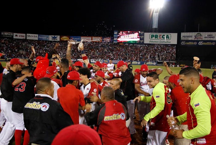 Cardenales avanza a semifinales mientras Tiburones y Tigres van por el comodín