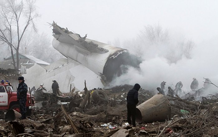 Mueren 37 personas al caer un avión turco sobre viviendas en Kirguistán