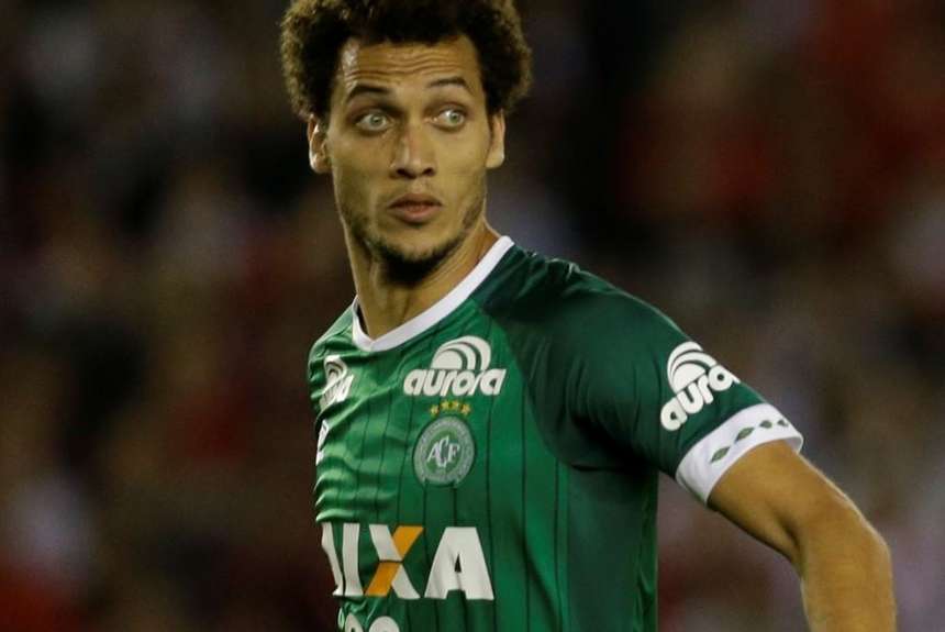 Jugador sobreviviente del Chapecoense da sus primeros pasos (VIDEO)