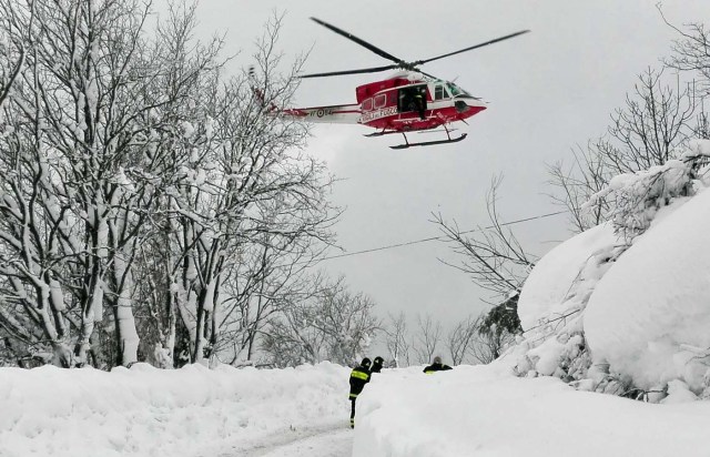 IT01 FARINDOLA (ITALIA) 19/1/2017 Fotografía facilitada a primera hora de hoy, 19 de enero de 2017, por los equipos de rescate de montaña de efectivos de rescate dirigiéndose al hotel Rigopiano, alcanzado por una avalancha previsiblemente producida por alguno de los cuatro terremotos de magnitud superior a los 5 grados registrados en el centro de Italia. Unas 30 personas se encuentran atrapadas en el hotel situado en la localidad de Farindola, en la región de los Abruzos. EFE/HO USO EDITORIAL NO VENTAS