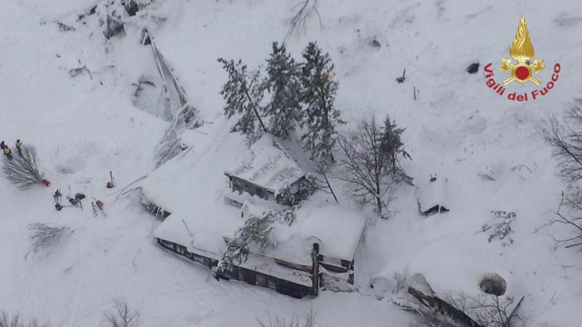 IT01 FARINDOLA (ITALIA) 19/1/2017 Fotografía aérea facilitada a primera hora de hoy, 19 de enero de 2017, por el departamento de bomberos del hotel Rigopiano, alcanzado por una avalancha previsiblemente producida por alguno de los cuatro terremotos de magnitud superior a los 5 grados registrados en el centro de Italia. Unas 30 personas se encuentran atrapadas en el hotel situado en la localidad de Farindola, en la región de los Abruzos. EFE/HO USO EDITORIAL NO VENTAS