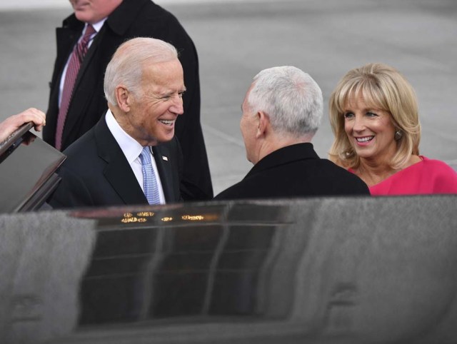 WDC01 WASHINGTON (EEUU) 20/01/2017.- El vicepresidente estadounidense Joe Biden (i) y su esposa Jill (d) saludan al vicepresidente electo Mike Pence (c) a su llegada a la Casa Blanca antes de la ceremonia de investidura del presidente Donald Trump, en Washington (EE.UU.), hoy, 20 de enero de 2017. EFE/KEVIN DIETSCH / POOL