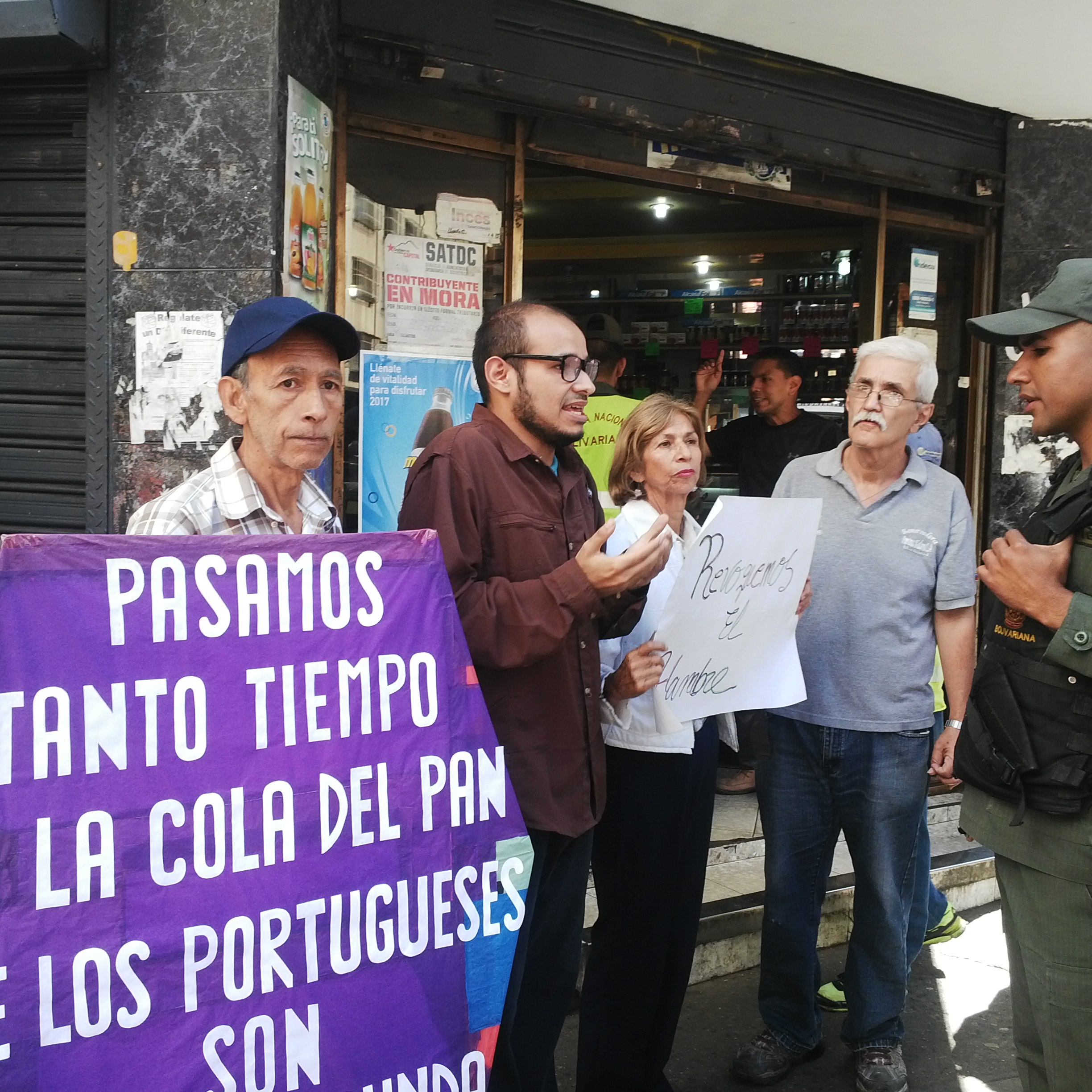 Caraqueños denuncian que deben pasar por un eterno viacrucis para conseguir pan