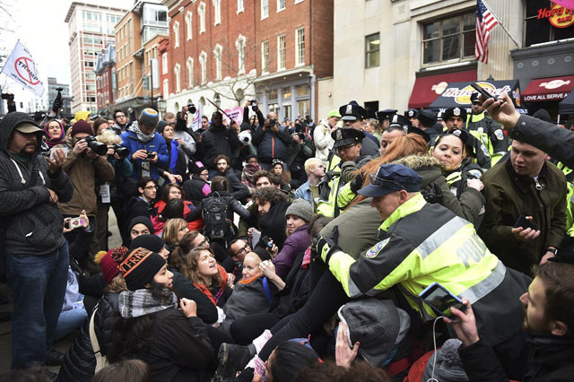 Se registran incidentes en el centro de Washington entre manifestantes y policía (Foto y Video)