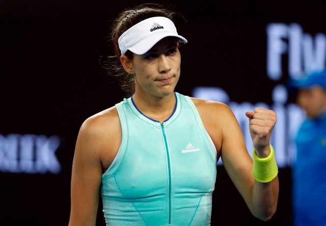 AUS033 MELBOURNE (AUSTRALIA) 20/01/2017.- La tenista española Garbiñe Muguruza celebra tras vencer a la letona Anastasija Sevastova en su partido de tercera ronda del Abierto de Australia de tenis en Melbourne, hoy, 20 de enero de 2017. EFE/LYNN BO BO