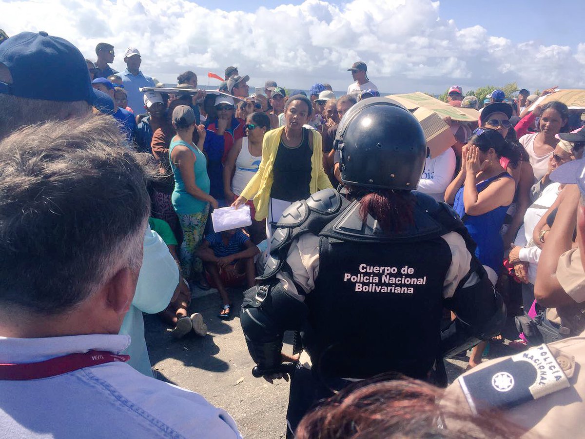 Sigue la protesta en la pista del aeropuerto de Los Roques este #21Ene (fotos)