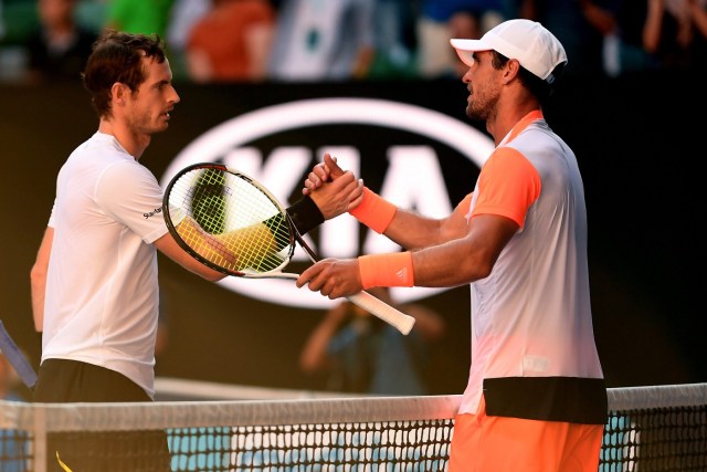 MLB. Melbourne (Australia), 22/01/2017.- Mischa Zverev of Germany (R) is congratulated by Andy Murray of Great Britain (L) after Zverev defeated Murray in round four of the Men's Singles at the Australian Open Grand Slam tennis tournament in Melbourne, Victoria, Australia, 22 January 2017. (Abierto, Tenis, Alemania, Gran Bretaña) EFE/EPA/DEAN LEWINS AUSTRALIA AND NEW ZEALAND OUT