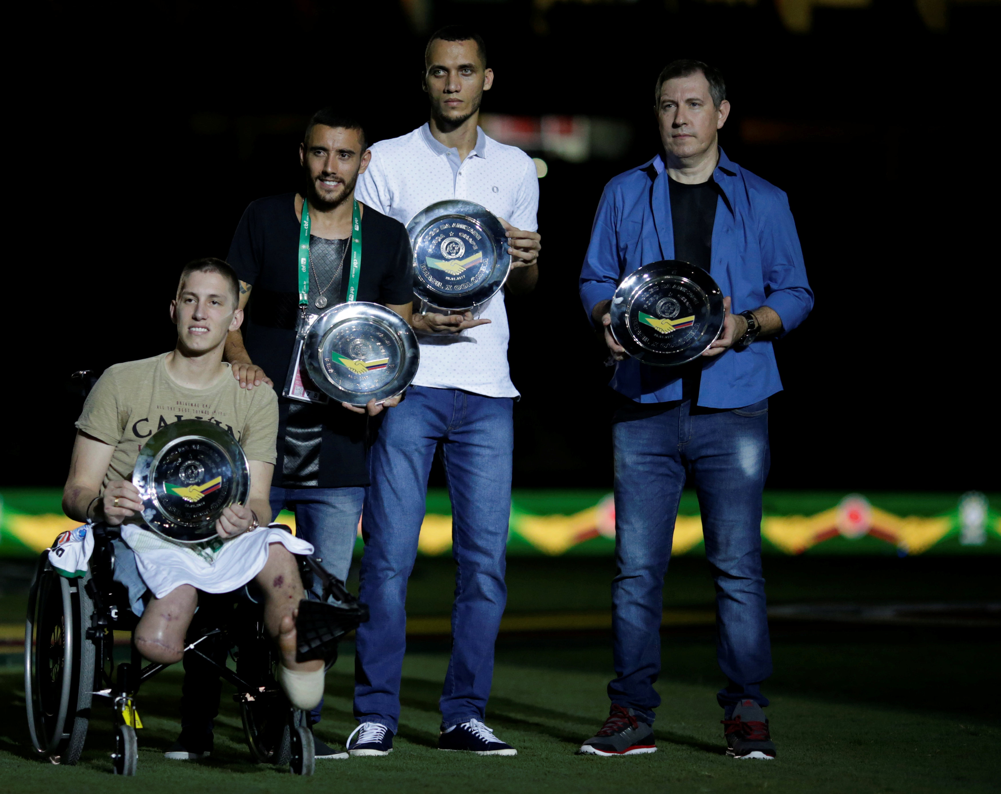 Emotivo homenaje al Chapecoense en amistoso Brasil-Colombia