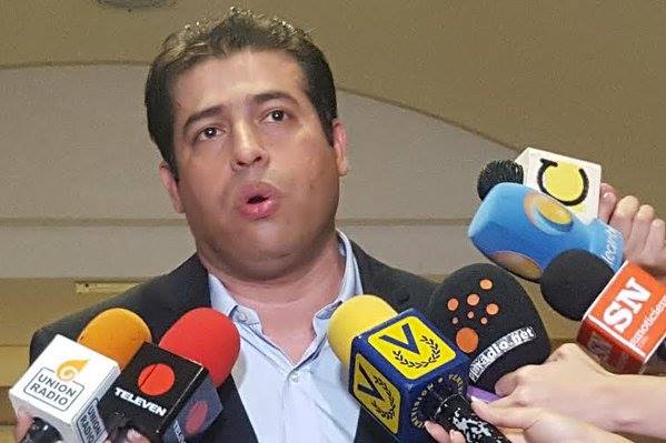 Disparan contra el diputado Robert Alcalá durante rueda una prensa